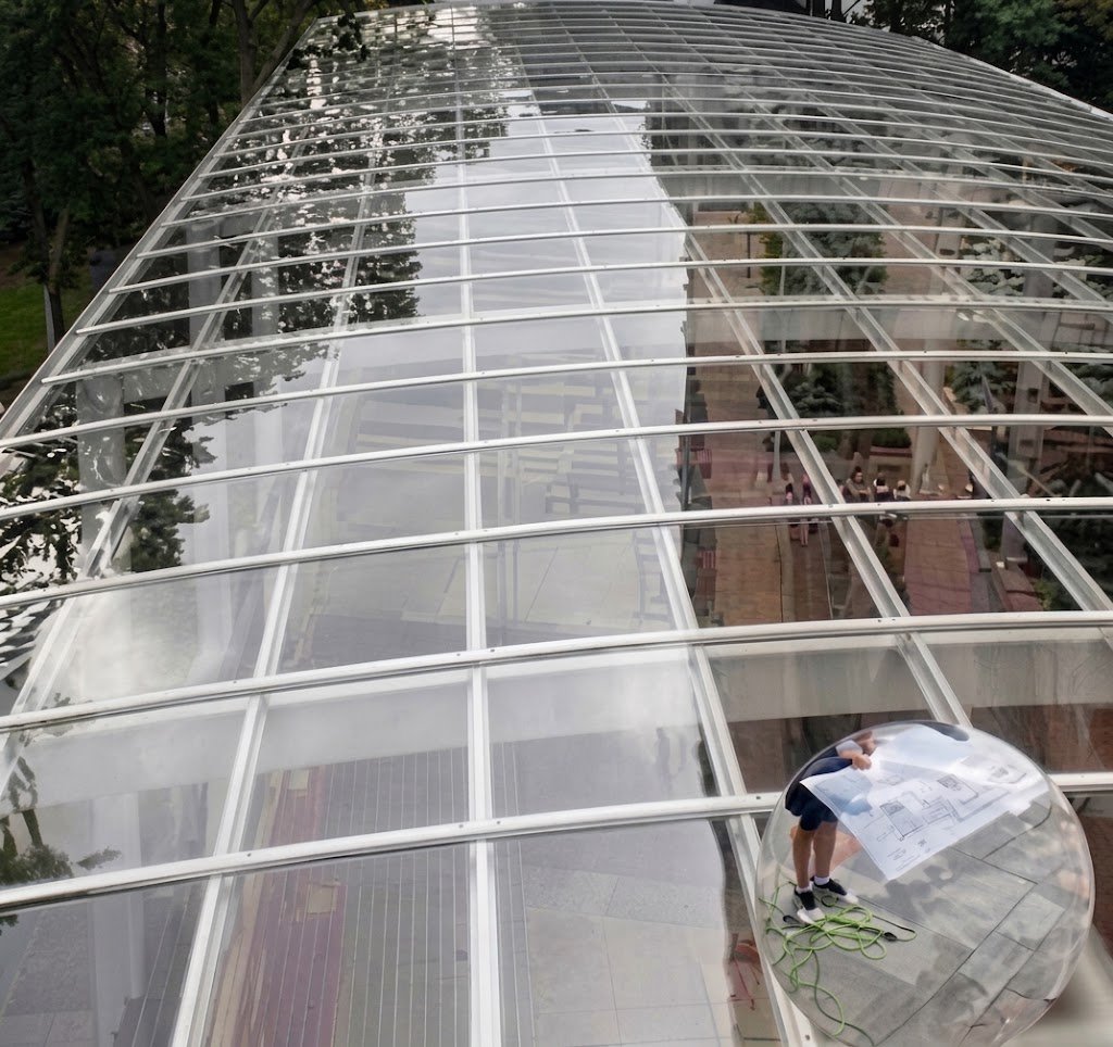 How long does polycarbonate last? 10 years and more, up to 20 with the right UV protection. Yellowing, heat, cold, sand and a comparison with other materials.