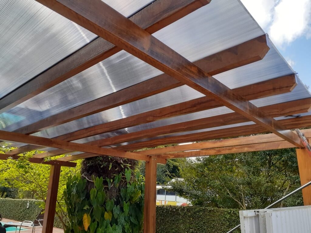 Toldo de Policarbonato: Guia Completo 2026 — Tipos, Espessuras, Cores e Instalação